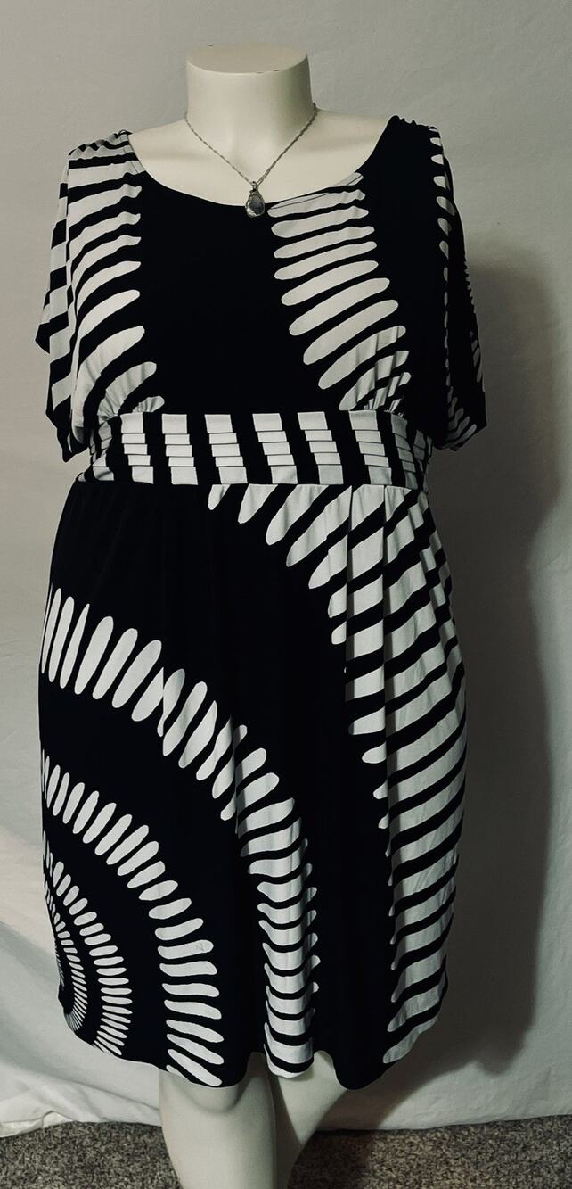 Fashion Bug 2X Black White Abstract Stripe Kimono Sleeve Empire Waist Dress